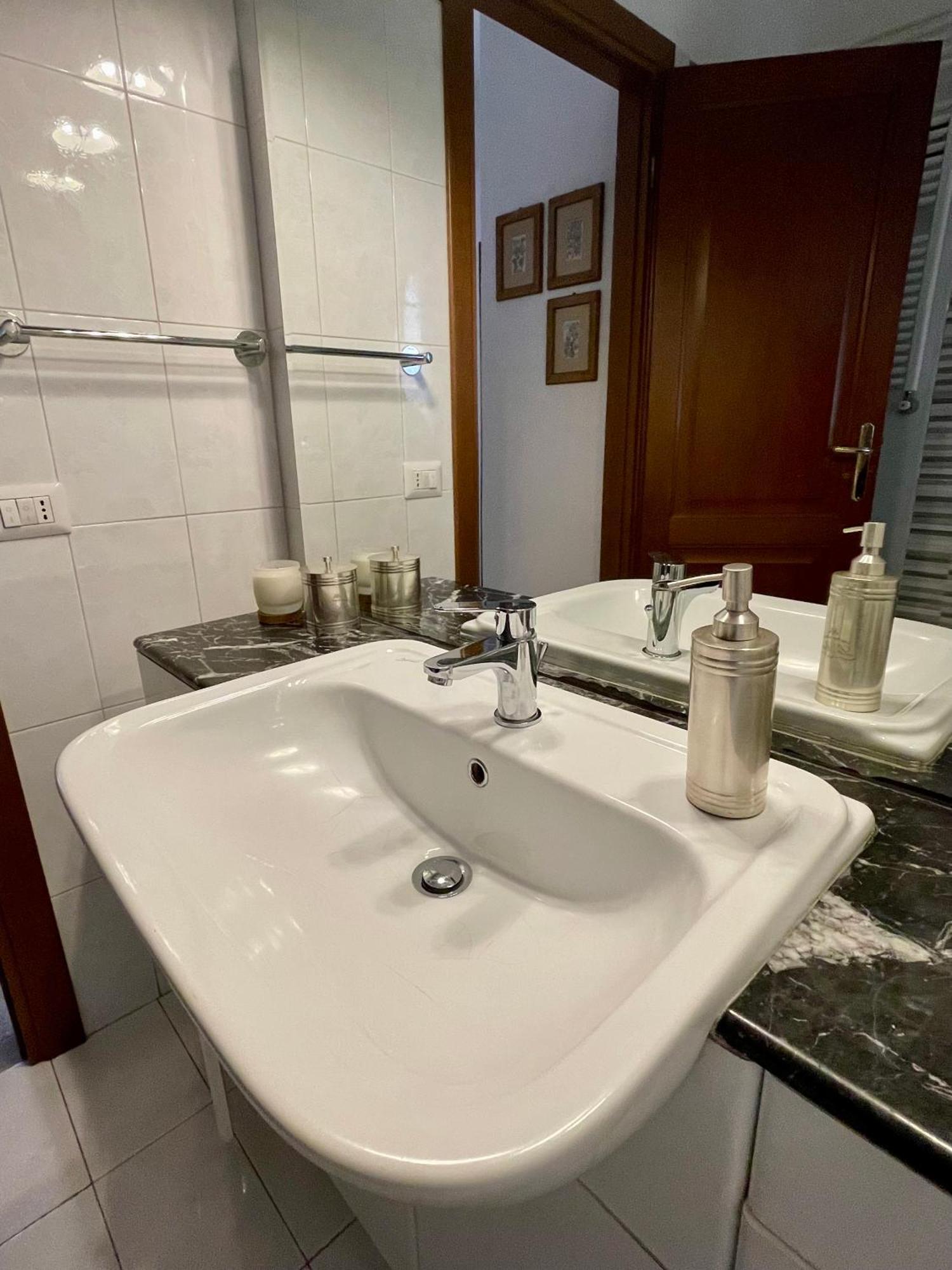 Apartamento Domus Urbani Roma Exterior foto